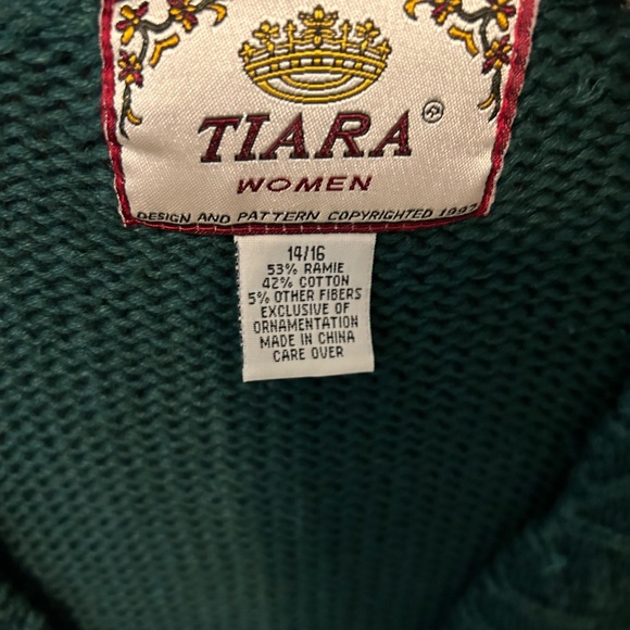 Christmas Vest with decorative embellishment - Picture 9 of 11